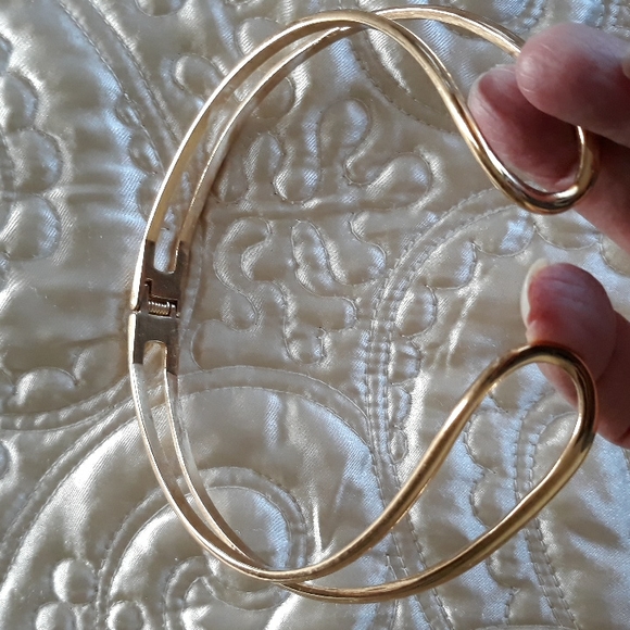 gold tone necklace - Picture 4 of 5